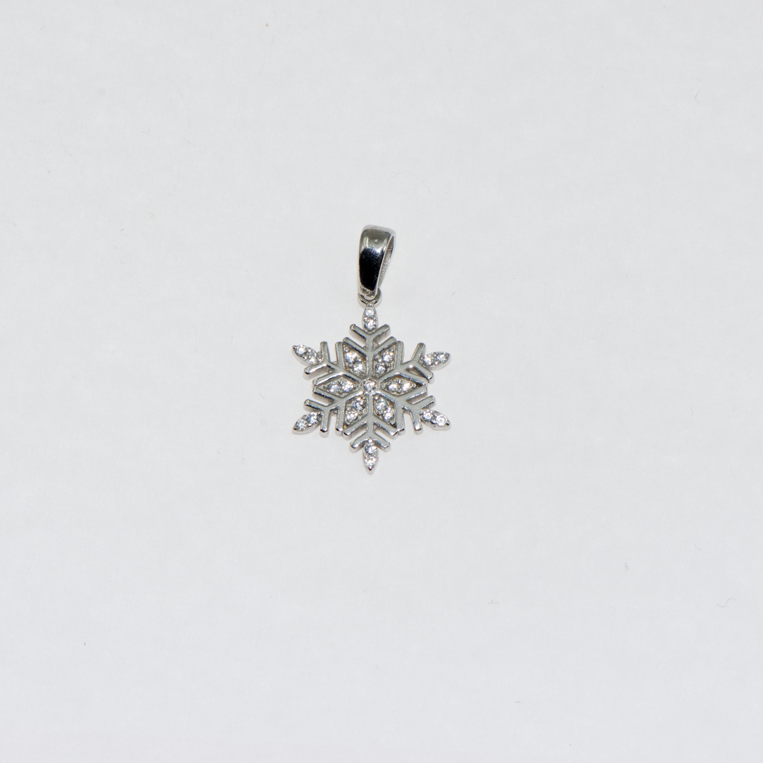 Die Schneeflockenkollektion ist ein kleineres Modell als unseres. Er besteht aus 925er Silber und ist mit weißen Zirkonsteinen verziert. Sie können diesen Anhänger auch in Harmonie mit unserer ColliermitAnhänger kollektion verwenden. Jetzt ist es an der Zeit, Geschenke zu machen. Machen Sie Ihren Lieben eine Freude.