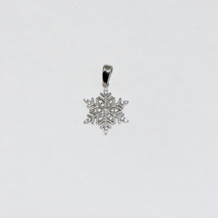 Die Schneeflockenkollektion ist ein kleineres Modell als unseres. Er besteht aus 925er Silber und ist mit weißen Zirkonsteinen verziert. Sie können diesen Anhänger auch in Harmonie mit unserer ColliermitAnhänger kollektion verwenden. Jetzt ist es an der Zeit, Geschenke zu machen. Machen Sie Ihren Lieben eine Freude.