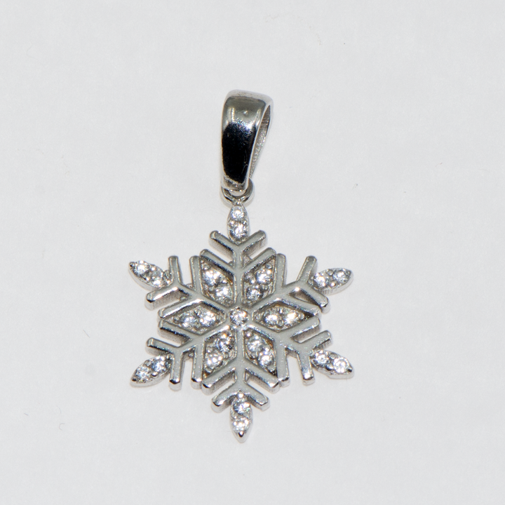 Die Schneeflockenkollektion ist ein kleineres Modell als unseres. Er besteht aus 925er Silber und ist mit weißen Zirkonsteinen verziert. Sie können diesen Anhänger auch in Harmonie mit unserer ColliermitAnhänger kollektion verwenden. Jetzt ist es an der Zeit, Geschenke zu machen. Machen Sie Ihren Lieben eine Freude.
