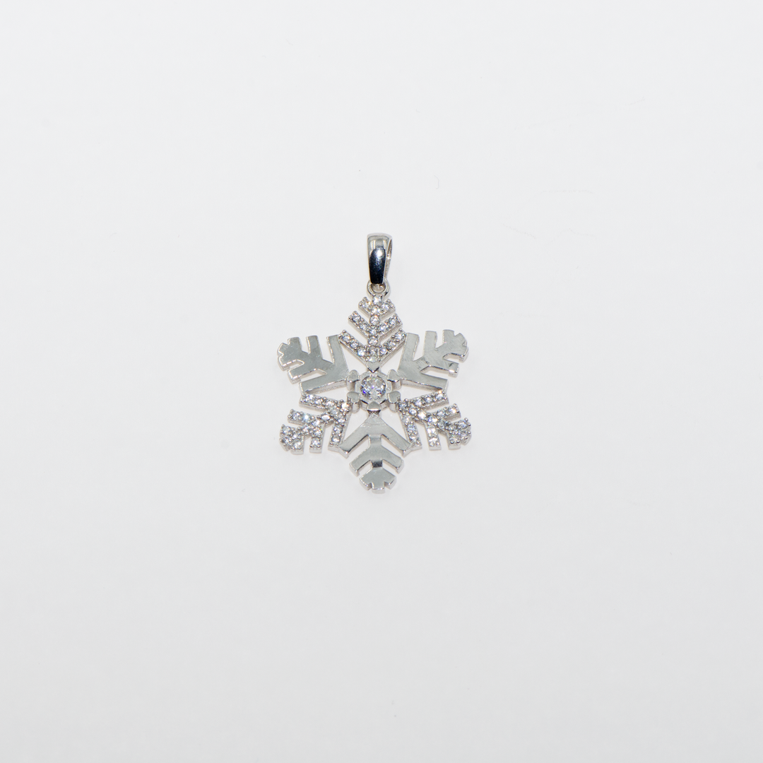 Ein schöner Schneeflocke-Symbol-Anhänger aus silber925 für Sie oder das schöneste Geschenk deines liebes.Den Schneeflocken-Anhänger, der sowohl im Sommer als auch im Winter gerne getragen wird, sollten Sie unbedingt in Ihrem Schmuckkästchen aufbewahren. Sie können es auch verwenden, indem Sie es durch das Produkt ersetzen, das Sie aus unserer Collier mit Anhänger gekauft haben