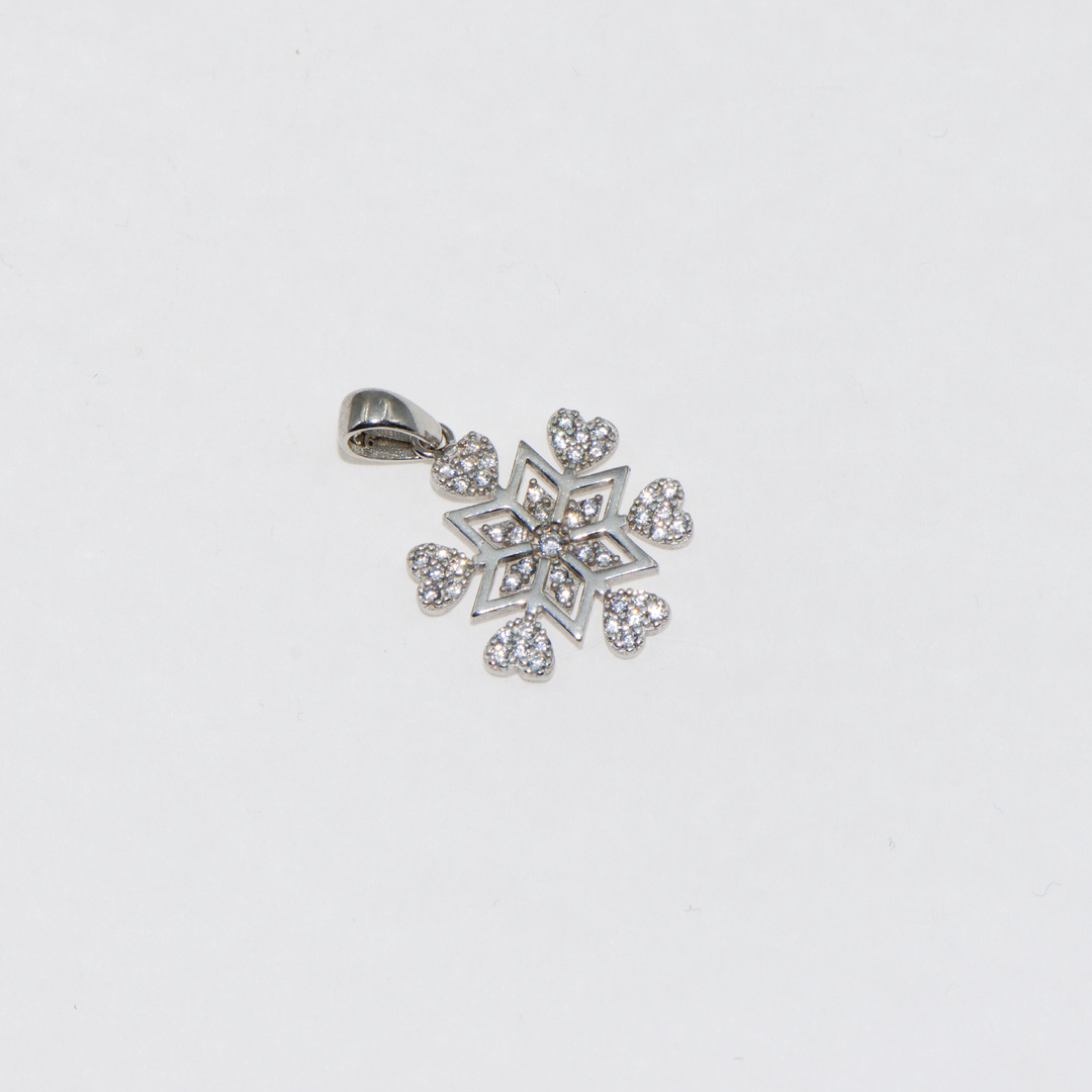 Die Schneeflockenkollektion ist ein kleineres Modell als unseres. Er besteht aus 925er Silber und ist mit weißen Zirkonsteinen verziert. Sie können diesen Anhänger auch in Harmonie mit unserer ColliermitAnhänger kollektion verwenden. Jetzt ist es an der Zeit, Geschenke zu machen. Machen Sie Ihren Lieben eine Freude.