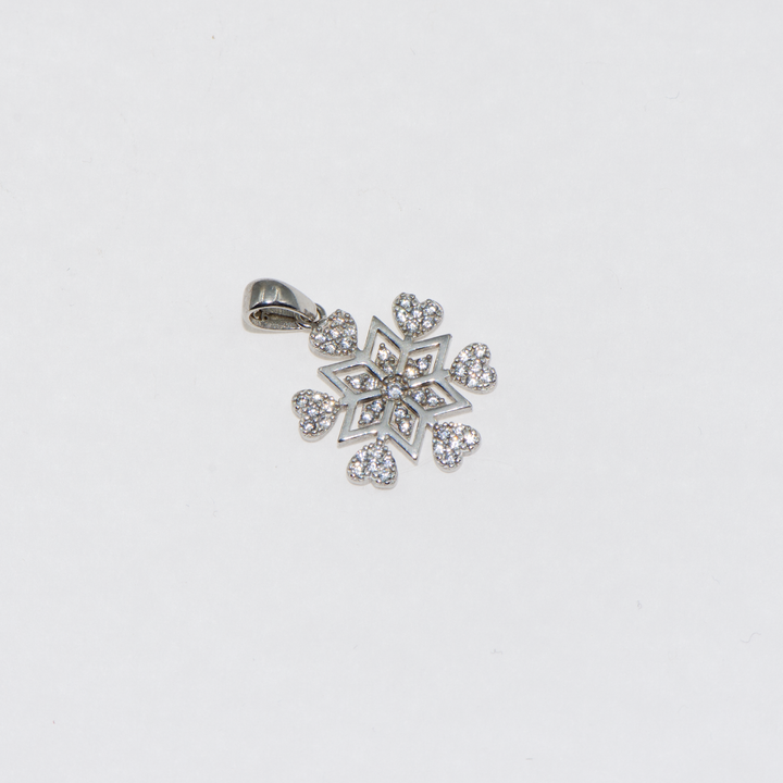 Die Schneeflockenkollektion ist ein kleineres Modell als unseres. Er besteht aus 925er Silber und ist mit weißen Zirkonsteinen verziert. Sie können diesen Anhänger auch in Harmonie mit unserer ColliermitAnhänger kollektion verwenden. Jetzt ist es an der Zeit, Geschenke zu machen. Machen Sie Ihren Lieben eine Freude.