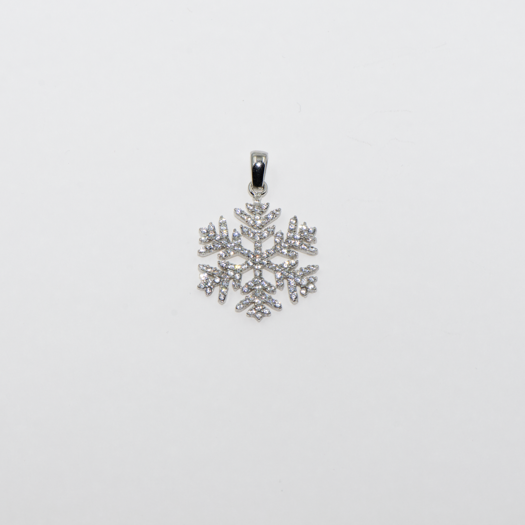 Ein schöner Schneeflocke-Symbol-Anhänger aus silber925 für Sie oder das schöneste Geschenk deines liebes.Den Schneeflocken-Anhänger, der sowohl im Sommer als auch im Winter gerne getragen wird, sollten Sie unbedingt in Ihrem Schmuckkästchen aufbewahren. Sie können es auch verwenden, indem Sie es durch das Produkt ersetzen, das Sie aus unserer Collier mit Anhänger gekauft haben.