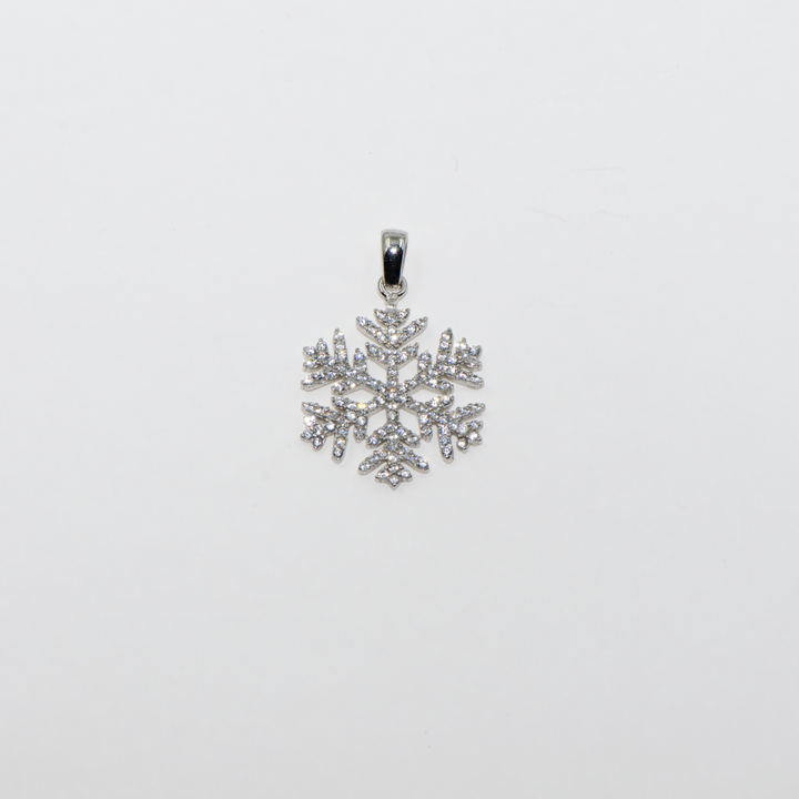 Ein schöner Schneeflocke-Symbol-Anhänger aus silber925 für Sie oder das schöneste Geschenk deines liebes.Den Schneeflocken-Anhänger, der sowohl im Sommer als auch im Winter gerne getragen wird, sollten Sie unbedingt in Ihrem Schmuckkästchen aufbewahren. Sie können es auch verwenden, indem Sie es durch das Produkt ersetzen, das Sie aus unserer Collier mit Anhänger gekauft haben.