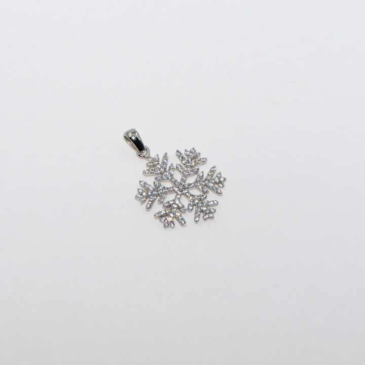 Ein schöner Schneeflocke-Symbol-Anhänger aus silber925 für Sie oder das schöneste Geschenk deines liebes.Den Schneeflocken-Anhänger, der sowohl im Sommer als auch im Winter gerne getragen wird, sollten Sie unbedingt in Ihrem Schmuckkästchen aufbewahren. Sie können es auch verwenden, indem Sie es durch das Produkt ersetzen, das Sie aus unserer Collier mit Anhänger gekauft haben.