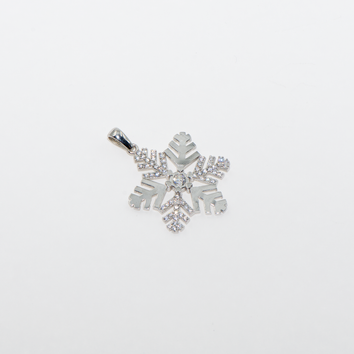 Ein schöner Schneeflocke-Symbol-Anhänger aus silber925 für Sie oder das schöneste Geschenk deines liebes.Den Schneeflocken-Anhänger, der sowohl im Sommer als auch im Winter gerne getragen wird, sollten Sie unbedingt in Ihrem Schmuckkästchen aufbewahren. Sie können es auch verwenden, indem Sie es durch das Produkt ersetzen, das Sie aus unserer Collier mit Anhänger gekauft haben.
