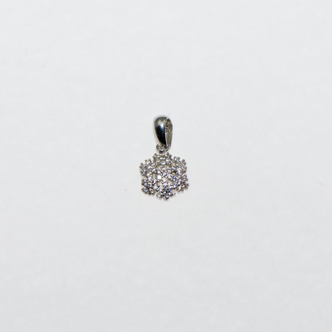 925er Silber Anhänger mit Schneeflocken - Perfekte Geschenkidee  Entdecken Sie unseren wunderschönen Anhänger aus 925er Silber, verziert mit funkelnden Zirkonia-Steinen. Dieses elegante Schmuckstück ist das perfekte Geschenk für Ihre Liebsten und sollte in Ihrer Schmucksammlung nicht fehlen. Der Anhänger kommt in einer stilvollen Schmuckbox, die ideal für besondere Anlässe ist. Gönnen Sie sich oder jemand Besonderem dieses zeitlose Accessoire und genießen Sie den Glanz und die Eleganz, die es ausstrahlt.