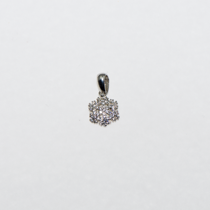 925er Silber Anhänger mit Schneeflocken - Perfekte Geschenkidee  Entdecken Sie unseren wunderschönen Anhänger aus 925er Silber, verziert mit funkelnden Zirkonia-Steinen. Dieses elegante Schmuckstück ist das perfekte Geschenk für Ihre Liebsten und sollte in Ihrer Schmucksammlung nicht fehlen. Der Anhänger kommt in einer stilvollen Schmuckbox, die ideal für besondere Anlässe ist. Gönnen Sie sich oder jemand Besonderem dieses zeitlose Accessoire und genießen Sie den Glanz und die Eleganz, die es ausstrahlt.