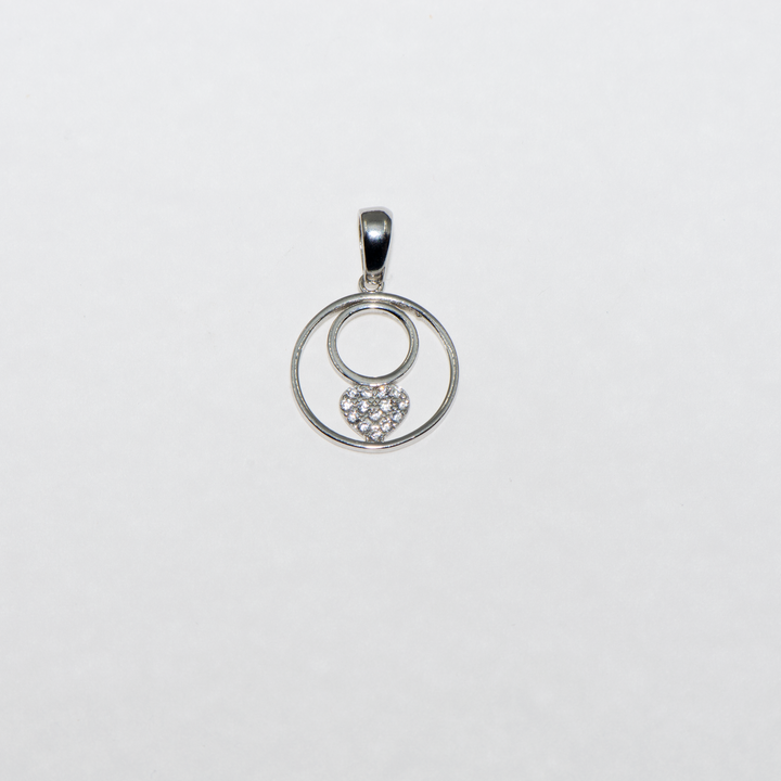 Entdecken Sie unseren bezaubernden Anhänger aus 925er Silber, gestaltet mit ineinander verschlungenen runden Ringen und einem Herz in der Mitte, verziert mit funkelnden Zirkonia-Steinen. Dieses elegante Schmuckstück sollte in Ihrer Schmucksammlung nicht fehlen und ist das ideale Geschenk für Ihre Liebsten. Der Anhänger wird in einer stilvollen Schmuckbox geliefert, perfekt für besondere Anlässe. Lassen Sie sich von der zeitlosen Schönheit und dem Glanz dieses einzigartigen Accessoires verzaubern.