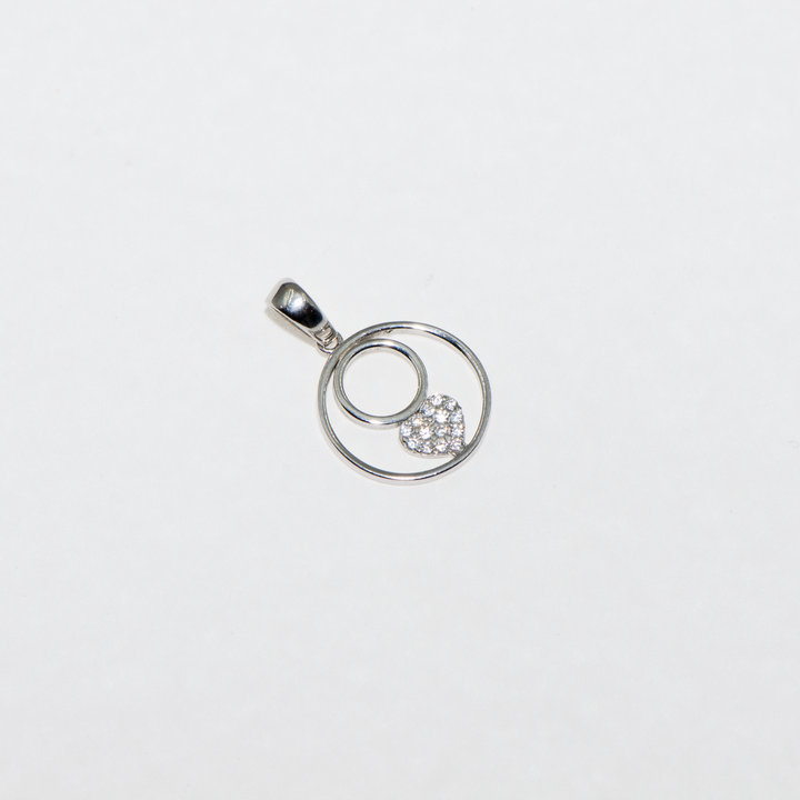 Entdecken Sie unseren bezaubernden Anhänger aus 925er Silber, gestaltet mit ineinander verschlungenen runden Ringen und einem Herz in der Mitte, verziert mit funkelnden Zirkonia-Steinen. Dieses elegante Schmuckstück sollte in Ihrer Schmucksammlung nicht fehlen und ist das ideale Geschenk für Ihre Liebsten. Der Anhänger wird in einer stilvollen Schmuckbox geliefert, perfekt für besondere Anlässe. Lassen Sie sich von der zeitlosen Schönheit und dem Glanz dieses einzigartigen Accessoires verzaubern.