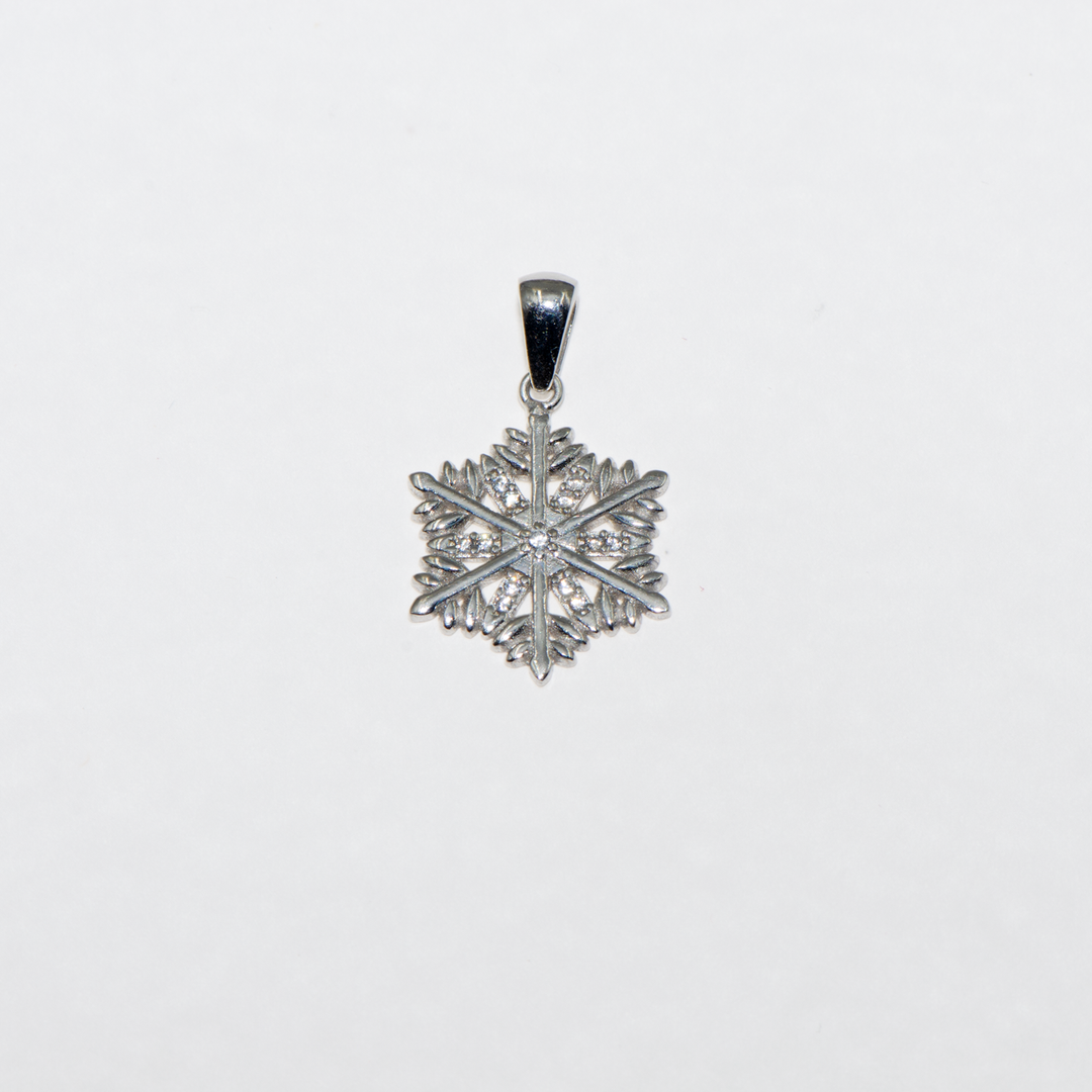 Entdecken Sie unseren eleganten 925er Silber Anhänger mit weißen Zirkon Steinen, die perfekte Geschenkidee für jeden Anlass. Dieses hochwertige Schmuckstück vereint stilvolles Design mit bester Qualität und verleiht jedem Moment einen Hauch von Eleganz.  Der Anhänger aus reinem 925er Silber ist langlebig und perfekt für den täglichen Gebrauch sowie besondere Anlässe. Die funkelnden weißen Zirkon Steine sorgen für zusätzlichen Glanz und machen dieses Schmuckstück zu einem wahren Blickfang.