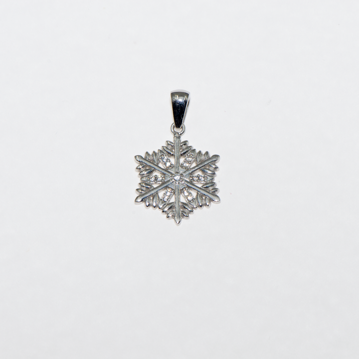Entdecken Sie unseren eleganten 925er Silber Anhänger mit weißen Zirkon Steinen, die perfekte Geschenkidee für jeden Anlass. Dieses hochwertige Schmuckstück vereint stilvolles Design mit bester Qualität und verleiht jedem Moment einen Hauch von Eleganz.  Der Anhänger aus reinem 925er Silber ist langlebig und perfekt für den täglichen Gebrauch sowie besondere Anlässe. Die funkelnden weißen Zirkon Steine sorgen für zusätzlichen Glanz und machen dieses Schmuckstück zu einem wahren Blickfang.