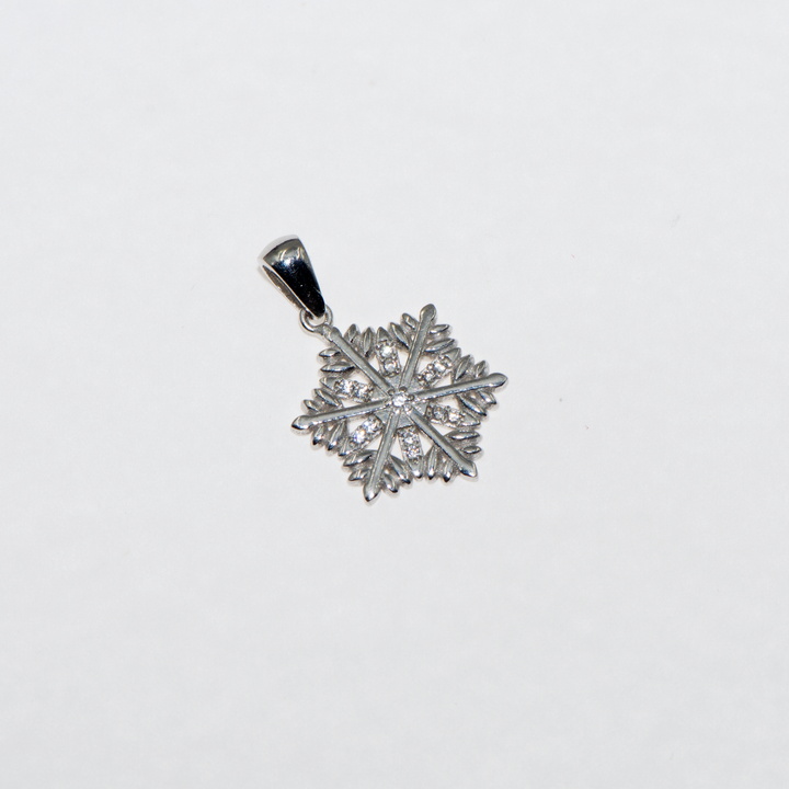 Entdecken Sie unseren eleganten 925er Silber Anhänger mit weißen Zirkon Steinen, die perfekte Geschenkidee für jeden Anlass. Dieses hochwertige Schmuckstück vereint stilvolles Design mit bester Qualität und verleiht jedem Moment einen Hauch von Eleganz.  Der Anhänger aus reinem 925er Silber ist langlebig und perfekt für den täglichen Gebrauch sowie besondere Anlässe. Die funkelnden weißen Zirkon Steine sorgen für zusätzlichen Glanz und machen dieses Schmuckstück zu einem wahren Blickfang.