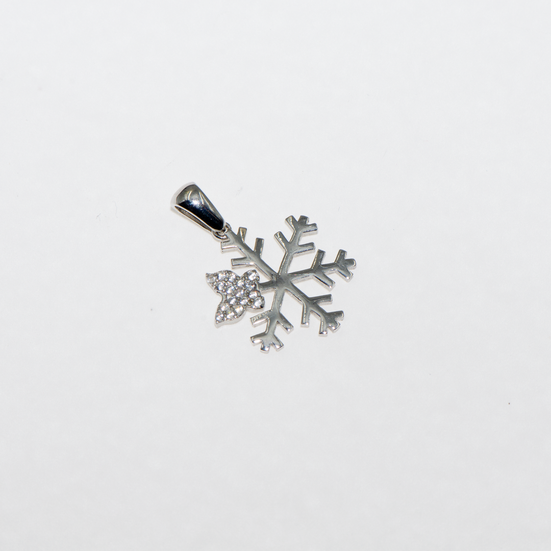 Entdecken Sie den eleganten Schneeflocken-Anhänger aus 925er Silber, verziert mit funkelnden Zirkon-Steinen und einem einzigartigen Schmetterlingsdesign. Dieses wunderschöne Schmuckstück ist die perfekte Geschenkidee für Ihre Liebsten und sollte in Ihrer Schmucksammlung nicht fehlen. Der Anhänger passt perfekt zu jeder Gelegenheit und fügt Ihrer Kollektion eine besondere Note hinzu. Dieses zeitlose Accessoire sollte unbedingt in Ihrer Schmuckschatulle Platz finden.