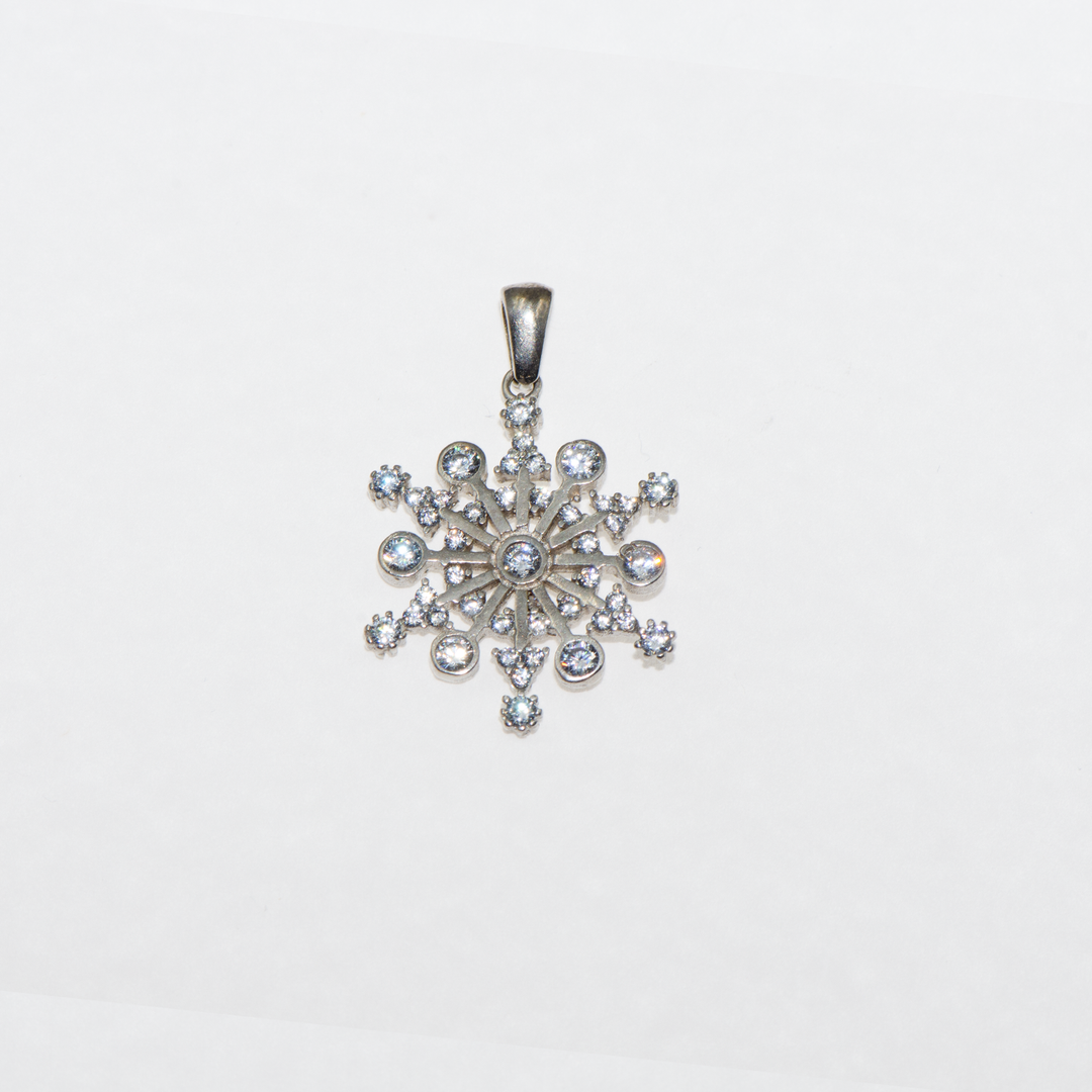 Entdecken Sie den eleganten Schneeflocken-Anhänger aus 925er Silber, ein wunderschönes Schmuckstück, das in keiner Schmucksammlung fehlen sollte. Verziert mit funkelnden weißen Zirkonsteinen, ist dieser Anhänger nicht nur ein Blickfang, sondern auch eine perfekte Geschenkidee für Ihre Liebsten. Ideal für besondere Anlässe. Alle unsere Produkte werden hochwertig verpackt versendet.