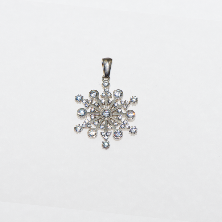 Entdecken Sie den eleganten Schneeflocken-Anhänger aus 925er Silber, ein wunderschönes Schmuckstück, das in keiner Schmucksammlung fehlen sollte. Verziert mit funkelnden weißen Zirkonsteinen, ist dieser Anhänger nicht nur ein Blickfang, sondern auch eine perfekte Geschenkidee für Ihre Liebsten. Ideal für besondere Anlässe. Alle unsere Produkte werden hochwertig verpackt versendet.