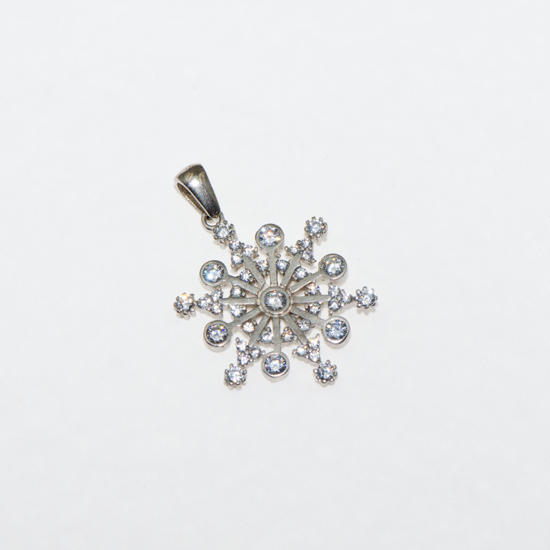 Entdecken Sie den eleganten Schneeflocken-Anhänger aus 925er Silber, ein wunderschönes Schmuckstück, das in keiner Schmucksammlung fehlen sollte. Verziert mit funkelnden weißen Zirkonsteinen, ist dieser Anhänger nicht nur ein Blickfang, sondern auch eine perfekte Geschenkidee für Ihre Liebsten. Ideal für besondere Anlässe. Alle unsere Produkte werden hochwertig verpackt versendet.