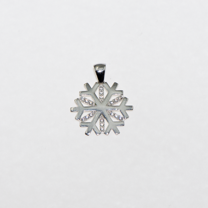 Entdecken Sie den eleganten Schneeflocken-Anhänger aus 925er Silber, ein wunderschönes Schmuckstück, das in keiner Schmucksammlung fehlen sollte. Verziert mit funkelnden weißen Zirkonsteinen, ist dieser Anhänger nicht nur ein Blickfang, sondern auch eine perfekte Geschenkidee für Ihre Liebsten. Ideal für besondere Anlässe.Gönnen Sie sich oder jemand Besonderem dieses bezaubernde Accessoire und genießen Sie die zeitlose Schönheit und den Glanz, den es ausstrahlt.