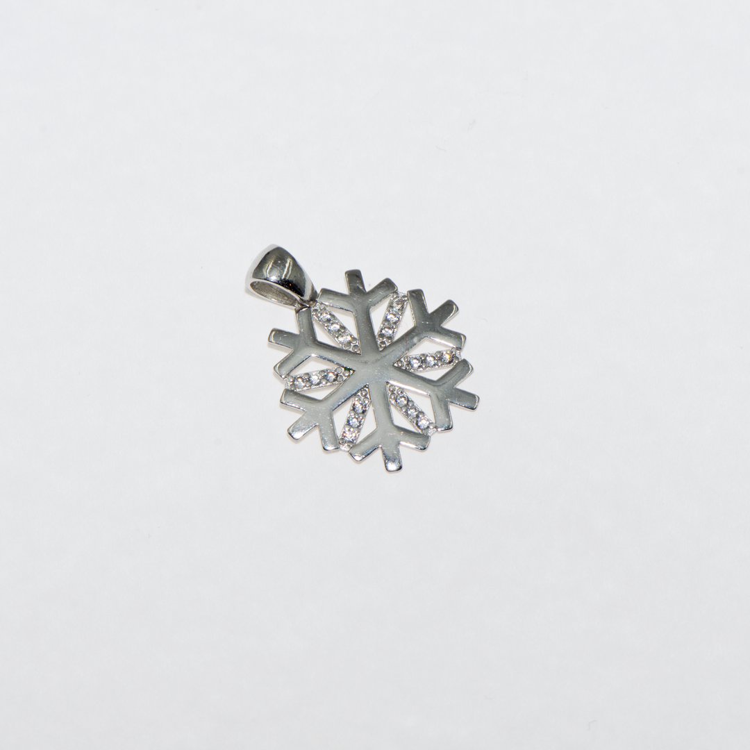Entdecken Sie den eleganten Schneeflocken-Anhänger aus 925er Silber, ein wunderschönes Schmuckstück, das in keiner Schmucksammlung fehlen sollte. Verziert mit funkelnden weißen Zirkonsteinen, ist dieser Anhänger nicht nur ein Blickfang, sondern auch eine perfekte Geschenkidee für Ihre Liebsten. Ideal für besondere Anlässe.Gönnen Sie sich oder jemand Besonderem dieses bezaubernde Accessoire und genießen Sie die zeitlose Schönheit und den Glanz, den es ausstrahlt.