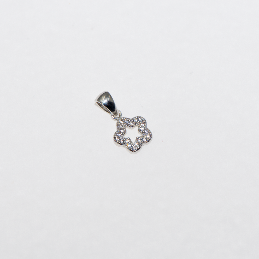 Entdecken Sie unseren bezaubernden 925er Silber Anhänger in Form eines Sterns, das ideale Geschenk für jeden Anlass. Dieses hochwertige Schmuckstück vereint stilvolles Design mit bester Qualität und ist besonders als kleines Modell geeignet.  Der Anhänger aus reinem 925er Silber ist langlebig und perfekt für den täglichen Gebrauch sowie besondere Anlässe. Das Stern-Design verleiht diesem Schmuckstück einen funkelnden Charme und macht es zu einem wahren Blickfang.