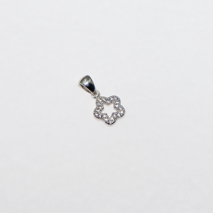 Entdecken Sie unseren bezaubernden 925er Silber Anhänger in Form eines Sterns, das ideale Geschenk für jeden Anlass. Dieses hochwertige Schmuckstück vereint stilvolles Design mit bester Qualität und ist besonders als kleines Modell geeignet.  Der Anhänger aus reinem 925er Silber ist langlebig und perfekt für den täglichen Gebrauch sowie besondere Anlässe. Das Stern-Design verleiht diesem Schmuckstück einen funkelnden Charme und macht es zu einem wahren Blickfang.