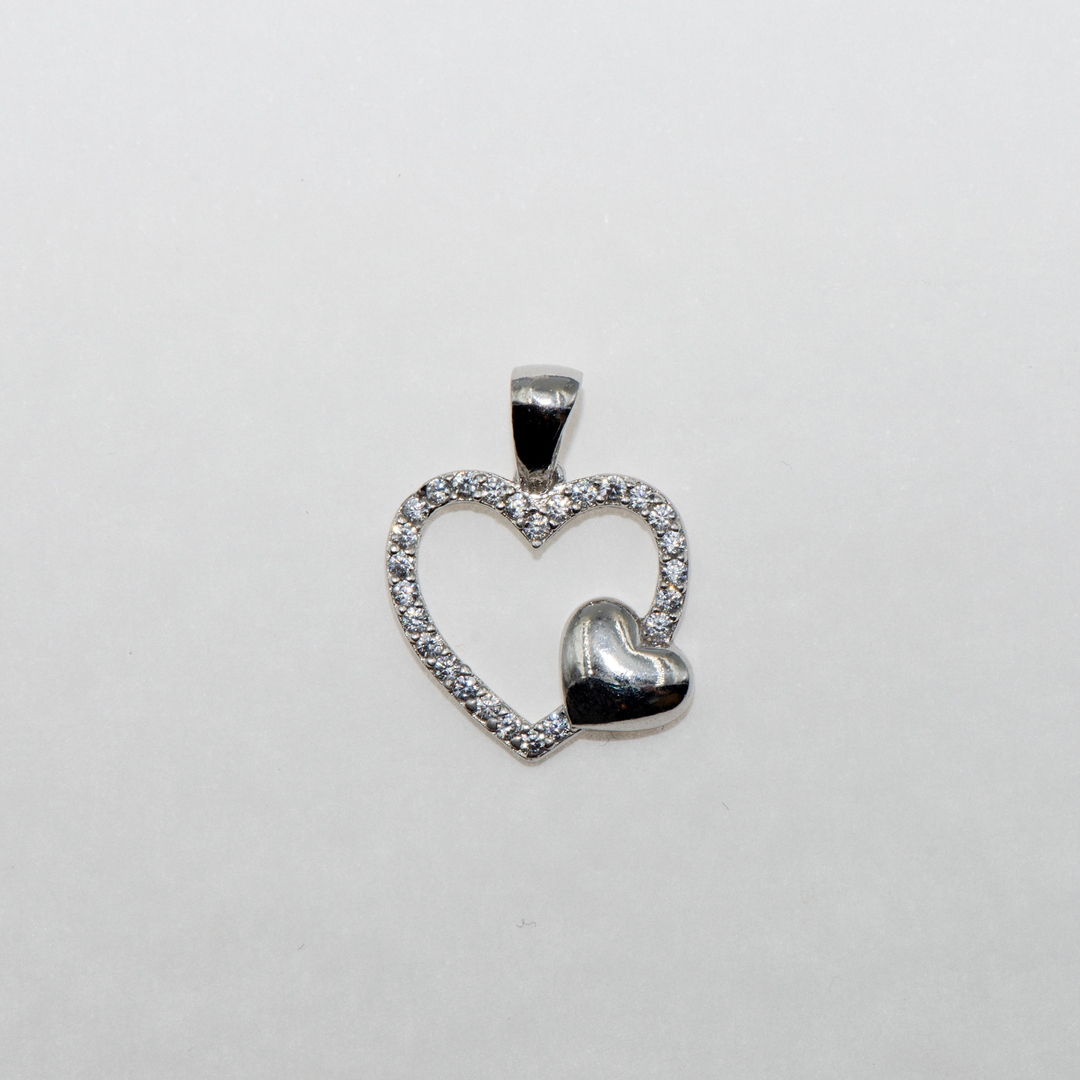 Silberner 925er Herzanhänger, verziert mit weißen Zirkonsteinen. Das perfekte Symbol, um Ihre Liebe auszudrücken. Eine gute Geschenkidee für Ihre Lieben. Sie können die Kette auch mit unserer Collier mit Anhänger-Kollektion teilen.