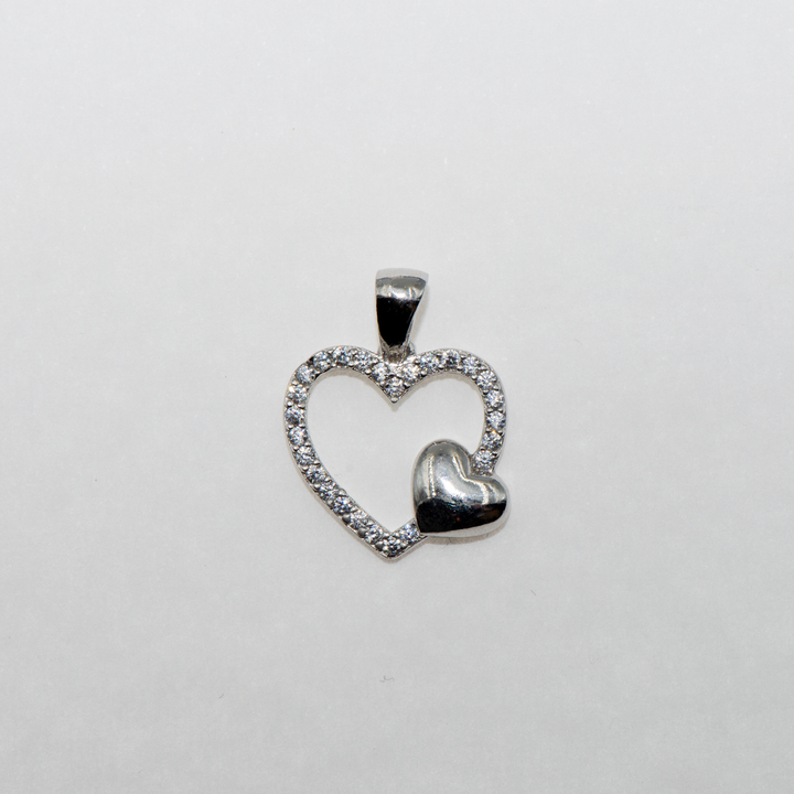 Silberner 925er Herzanhänger, verziert mit weißen Zirkonsteinen. Das perfekte Symbol, um Ihre Liebe auszudrücken. Eine gute Geschenkidee für Ihre Lieben. Sie können die Kette auch mit unserer Collier mit Anhänger-Kollektion teilen.