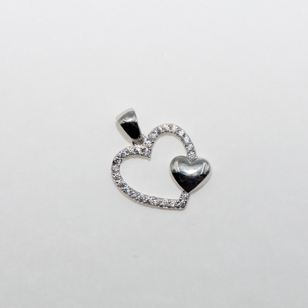 Silberner 925er Herzanhänger, verziert mit weißen Zirkonsteinen. Das perfekte Symbol, um Ihre Liebe auszudrücken. Eine gute Geschenkidee für Ihre Lieben. Sie können die Kette auch mit unserer Collier mit Anhänger-Kollektion teilen.
