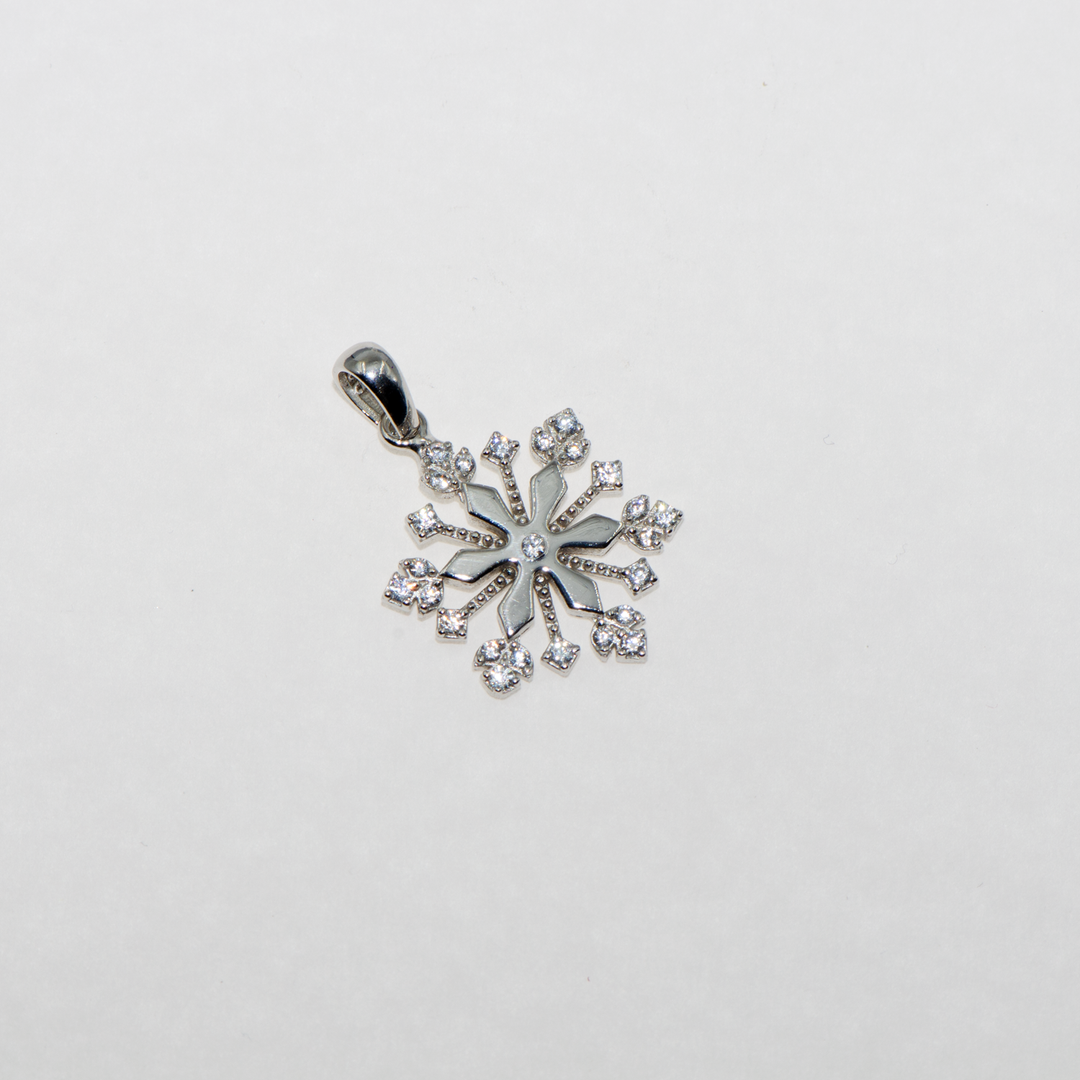 Die Schneeflockenkollektion ist ein kleineres Modell als unseres. Er besteht aus 925er Silber und ist mit weißen Zirkonsteinen verziert. Sie können diesen Anhänger auch in Harmonie mit unserer ColliermitAnhänger kollektion verwenden. Jetzt ist es an der Zeit, Geschenke zu machen. Machen Sie Ihren Lieben eine Freude.