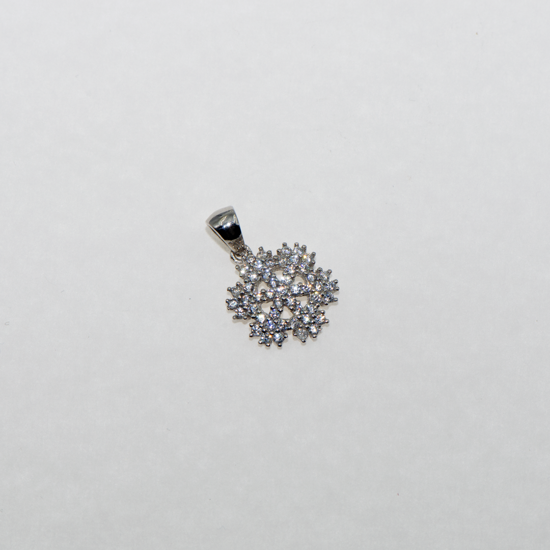 Die Schneeflockenkollektion ist ein kleineres Modell als unseres. Er besteht aus 925er Silber und ist mit weißen Zirkonsteinen verziert. Sie können diesen Anhänger auch in Harmonie mit unserer ColliermitAnhänger kollektion verwenden. Jetzt ist es an der Zeit, Geschenke zu machen. Machen Sie Ihren Lieben eine Freude.
