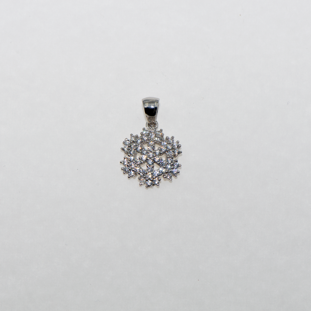 Die Schneeflockenkollektion ist ein kleineres Modell als unseres. Er besteht aus 925er Silber und ist mit weißen Zirkonsteinen verziert. Sie können diesen Anhänger auch in Harmonie mit unserer ColliermitAnhänger kollektion verwenden. Jetzt ist es an der Zeit, Geschenke zu machen. Machen Sie Ihren Lieben eine Freude.