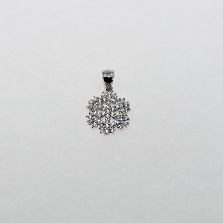 Die Schneeflockenkollektion ist ein kleineres Modell als unseres. Er besteht aus 925er Silber und ist mit weißen Zirkonsteinen verziert. Sie können diesen Anhänger auch in Harmonie mit unserer ColliermitAnhänger kollektion verwenden. Jetzt ist es an der Zeit, Geschenke zu machen. Machen Sie Ihren Lieben eine Freude.