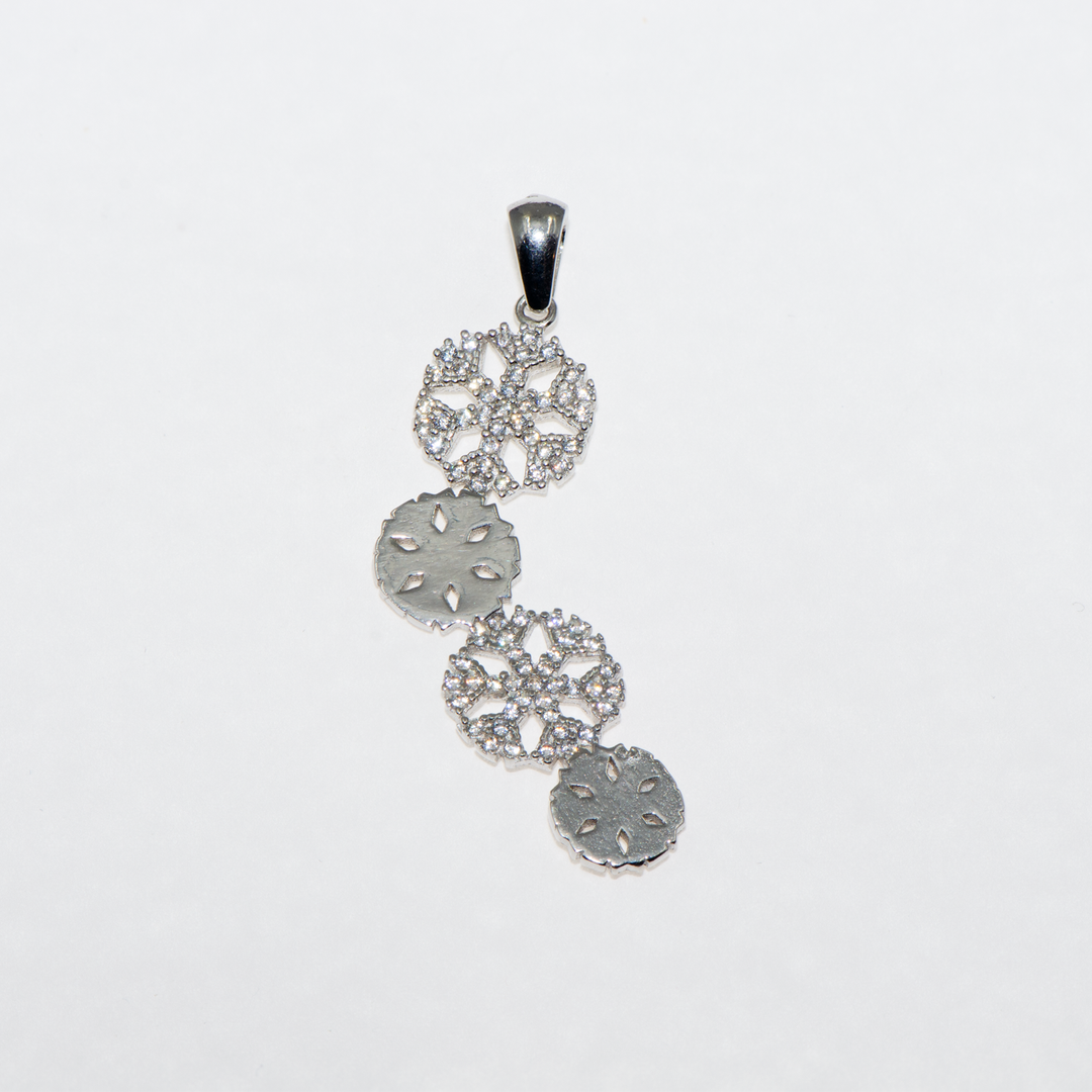 Entdecken Sie unseren eleganten Schneeflocken-Anhänger aus hochwertigem 925er Silber. Dieses exquisite Schmuckstück, besetzt mit funkelnden Zirkonen, strahlt zeitlose Eleganz aus und ist das perfekte Geschenk für jeden Anlass. Ob als persönliches Accessoire oder als liebevolles Geschenk, dieser Anhänger verleiht jedem Outfit einen Hauch von Luxus. Mit präziser Verarbeitung und langlebiger Qualität bietet er beeindruckende Details, die Ihre Lieben begeistern werden.