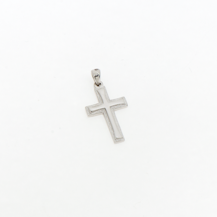 Unser eleganter 925 Sterling Silber Kreuz Anhänger ist mit Rhodium überzogen, um einen dauerhaften Glanz zu gewährleisten. Der schlichte Silberanhänger bietet zeitlose Eleganz und schützt dank der Rhodium-Beschichtung vor dem Anlaufen. Ein ideales Accessoire für den Alltag oder als symbolisches Geschenk zu besonderen Anlässen.