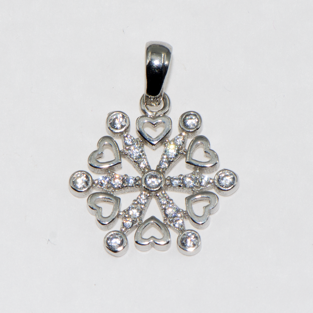 Ein Anhänger aus 925er Sterlingsilber, verziert mit weißen Zirkonsteinen, gestaltet mit winzigen Schneeflockenherzen, der nie aus der Mode kommt. Die schönste Art, Ihrer Liebe Ausdruck zu verleihen.