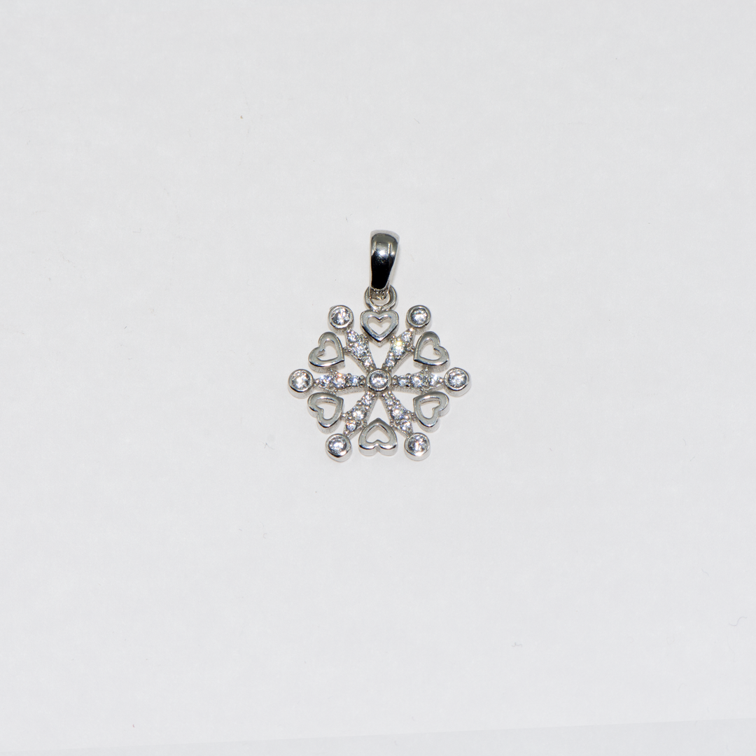 Ein Anhänger aus 925er Sterlingsilber, verziert mit weißen Zirkonsteinen, gestaltet mit winzigen Schneeflockenherzen, der nie aus der Mode kommt. Die schönste Art, Ihrer Liebe Ausdruck zu verleihen.