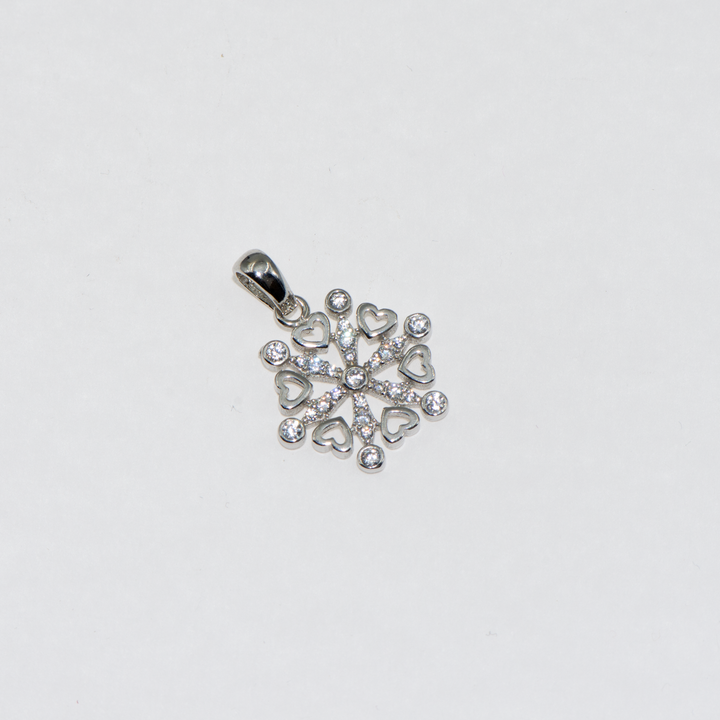 Ein Anhänger aus 925er Sterlingsilber, verziert mit weißen Zirkonsteinen, gestaltet mit winzigen Schneeflockenherzen, der nie aus der Mode kommt. Die schönste Art, Ihrer Liebe Ausdruck zu verleihen.