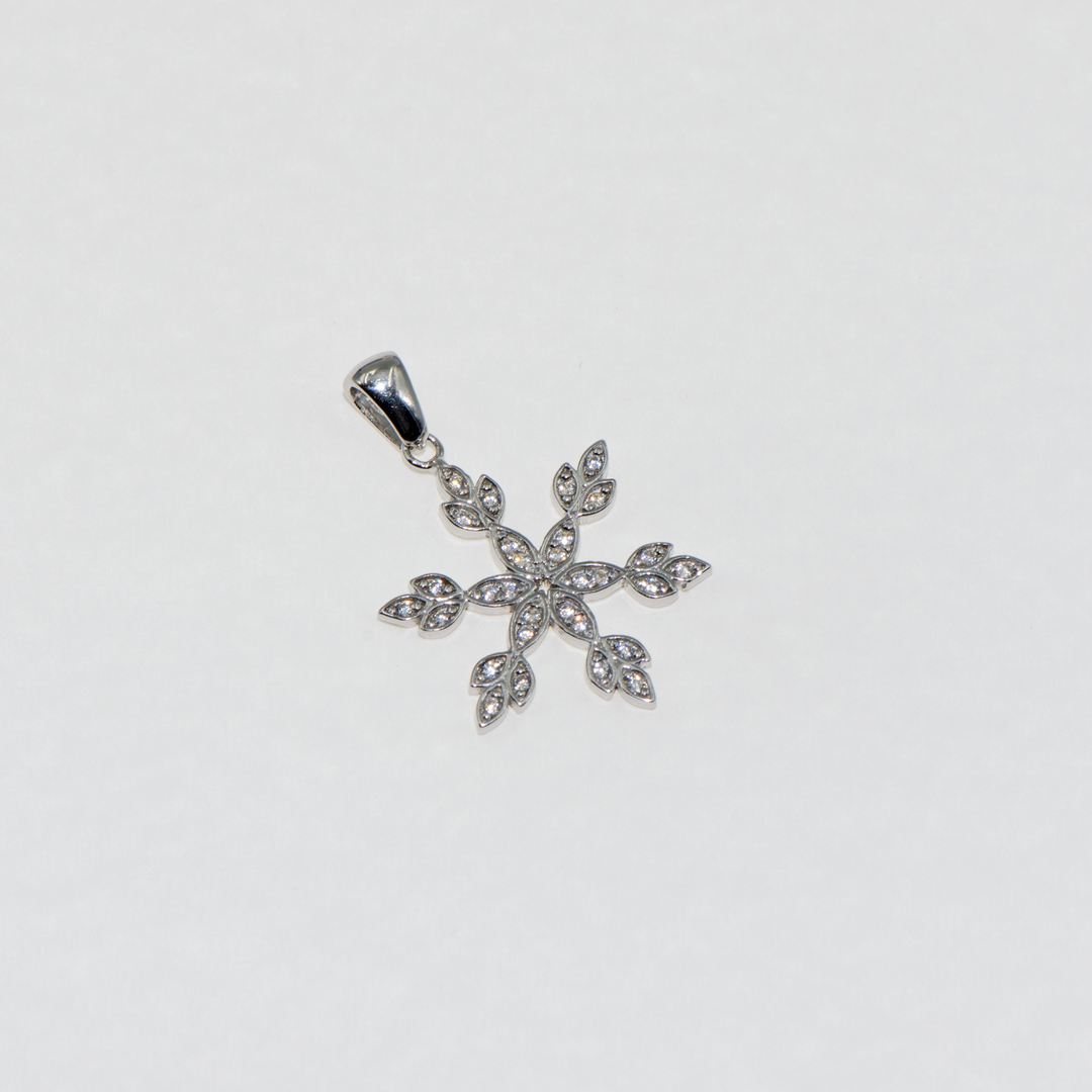 Entdecken Sie unseren bezaubernden 925er Silber Anhänger mit Schneeflocken Design, das perfekte Geschenk für jeden Anlass. Dieses einzigartige Schmuckstück kombiniert elegantes Design mit höchster Qualität und strahlt pure Schönheit aus.  Der Anhänger in Form einer Schneeflocke ist ein symbolisches und stilvolles Accessoire, ideal, um Ihre Individualität und Eleganz zu unterstreichen. Gefertigt aus hochwertigem 925er Silber, ist er langlebig und perfekt für den täglichen Gebrauch oder besondere Anlässe.