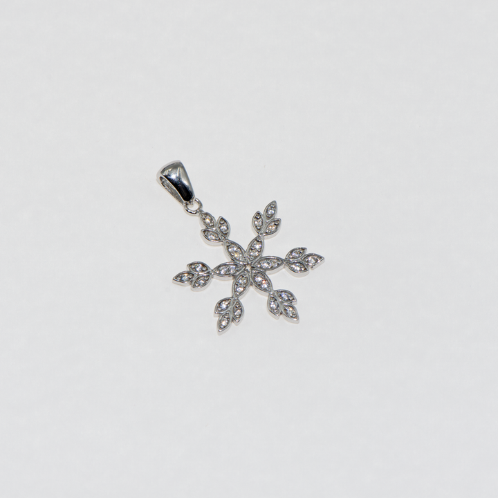 Entdecken Sie unseren bezaubernden 925er Silber Anhänger mit Schneeflocken Design, das perfekte Geschenk für jeden Anlass. Dieses einzigartige Schmuckstück kombiniert elegantes Design mit höchster Qualität und strahlt pure Schönheit aus.  Der Anhänger in Form einer Schneeflocke ist ein symbolisches und stilvolles Accessoire, ideal, um Ihre Individualität und Eleganz zu unterstreichen. Gefertigt aus hochwertigem 925er Silber, ist er langlebig und perfekt für den täglichen Gebrauch oder besondere Anlässe.