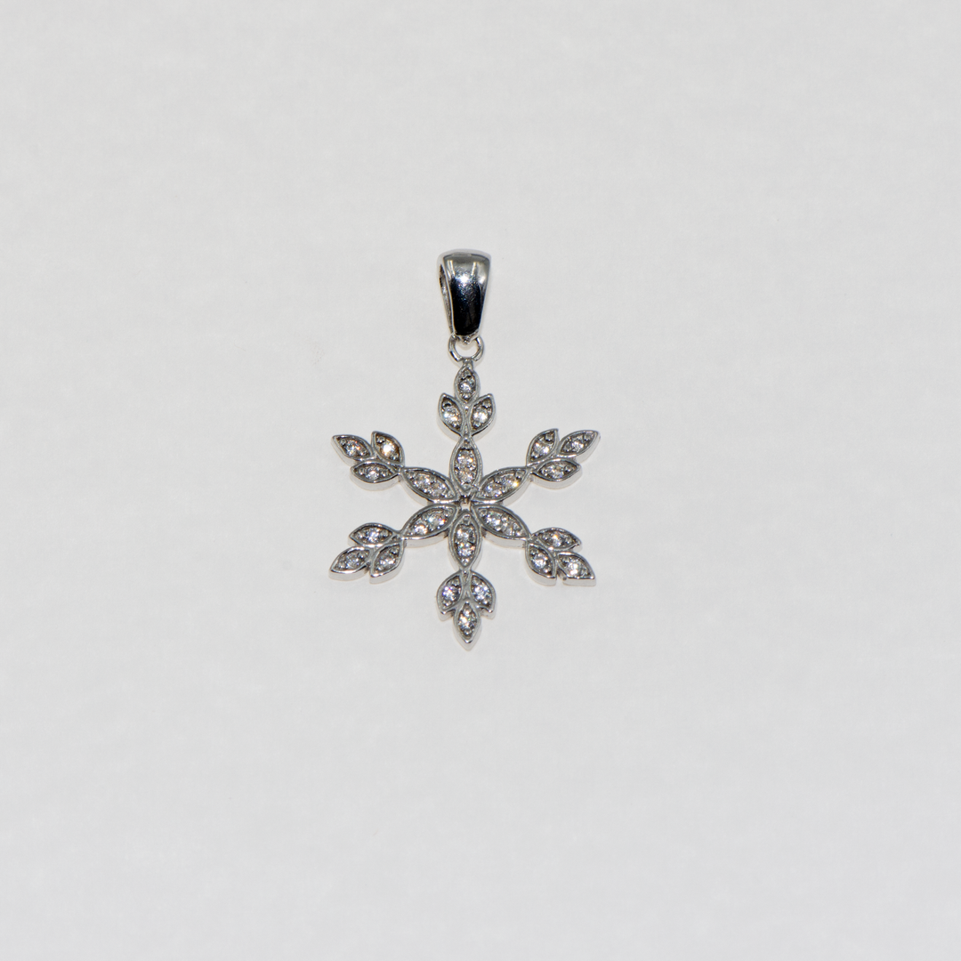 Entdecken Sie unseren bezaubernden 925er Silber Anhänger mit Schneeflocken Design, das perfekte Geschenk für jeden Anlass. Dieses einzigartige Schmuckstück kombiniert elegantes Design mit höchster Qualität und strahlt pure Schönheit aus.  Der Anhänger in Form einer Schneeflocke ist ein symbolisches und stilvolles Accessoire, ideal, um Ihre Individualität und Eleganz zu unterstreichen. Gefertigt aus hochwertigem 925er Silber, ist er langlebig und perfekt für den täglichen Gebrauch oder besondere Anlässe.