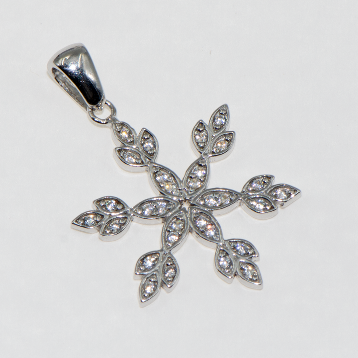 Entdecken Sie unseren bezaubernden 925er Silber Anhänger mit Schneeflocken Design, das perfekte Geschenk für jeden Anlass. Dieses einzigartige Schmuckstück kombiniert elegantes Design mit höchster Qualität und strahlt pure Schönheit aus.  Der Anhänger in Form einer Schneeflocke ist ein symbolisches und stilvolles Accessoire, ideal, um Ihre Individualität und Eleganz zu unterstreichen. Gefertigt aus hochwertigem 925er Silber, ist er langlebig und perfekt für den täglichen Gebrauch oder besondere Anlässe.