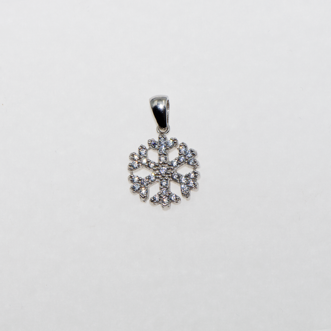 Klassischer Schneeflocken-Anhänger von Schmucktime. 925er Sterlingsilber, verziert mit weißen Zirkonsteinen. Einer der Klassiker, der in Ihrem Schmuckkästchen fehlen sollte. Es ist auch eine besondere Geschenkidee für Ihre Lieben.