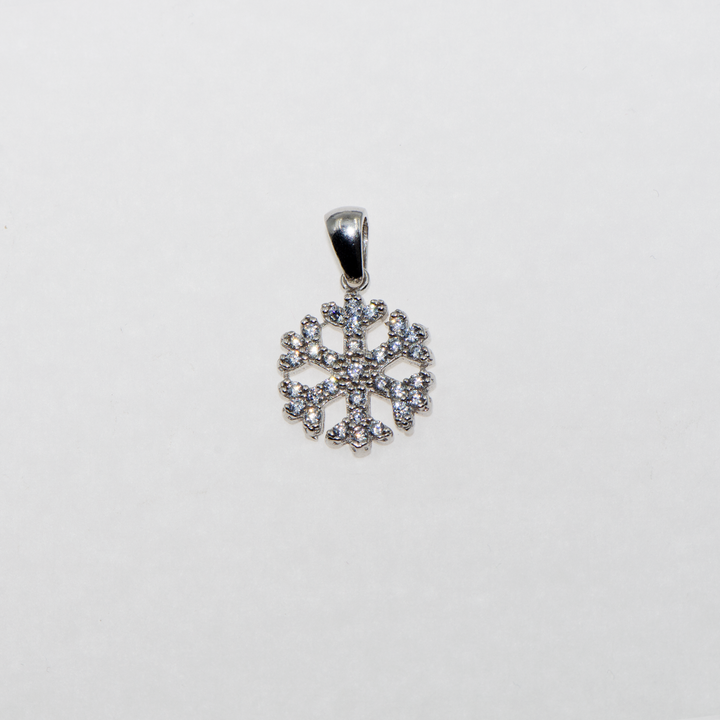 Klassischer Schneeflocken-Anhänger von Schmucktime. 925er Sterlingsilber, verziert mit weißen Zirkonsteinen. Einer der Klassiker, der in Ihrem Schmuckkästchen fehlen sollte. Es ist auch eine besondere Geschenkidee für Ihre Lieben.