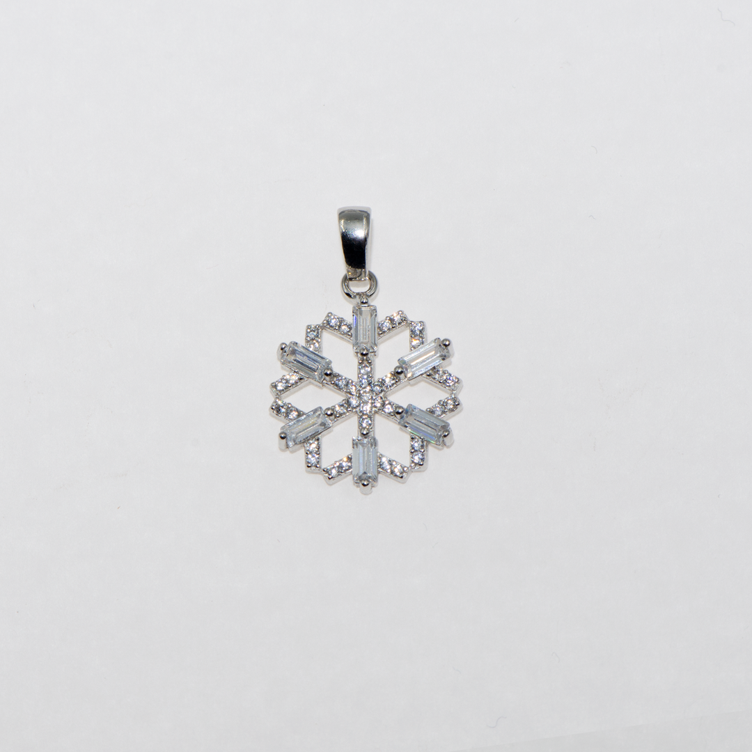 Eleganter Schneeflockenanhänger, verziert mit runden und rechteckigen weißen Zirkonsteinen. 925er Sterling Silber. Sie werden Ihren Schmuck nie mehr bei sich lassen wollen und ihn gerne verwenden. Sie können Ihr Outfit während der Feiertage auf Partys und besonderen Abendessen vervollständigen.