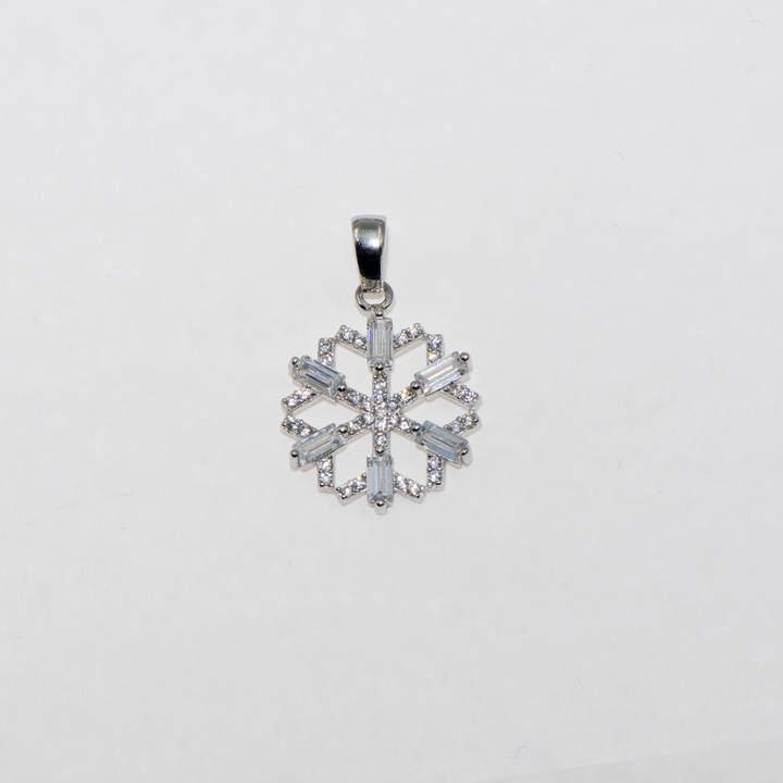 Eleganter Schneeflockenanhänger, verziert mit runden und rechteckigen weißen Zirkonsteinen. 925er Sterling Silber. Sie werden Ihren Schmuck nie mehr bei sich lassen wollen und ihn gerne verwenden. Sie können Ihr Outfit während der Feiertage auf Partys und besonderen Abendessen vervollständigen.
