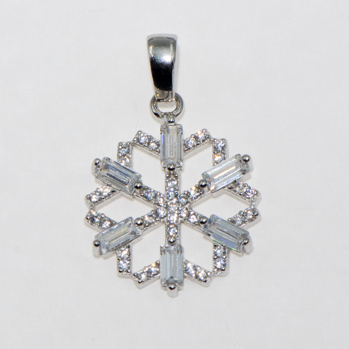 Eleganter Schneeflockenanhänger, verziert mit runden und rechteckigen weißen Zirkonsteinen. 925er Sterling Silber. Sie werden Ihren Schmuck nie mehr bei sich lassen wollen und ihn gerne verwenden. Sie können Ihr Outfit während der Feiertage auf Partys und besonderen Abendessen vervollständigen.