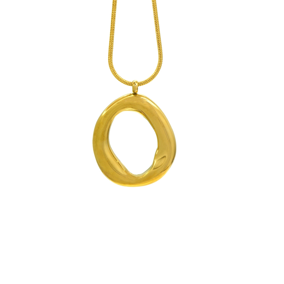 Elegante Halskette aus Edelstahl mit einem organisch geformten Anhänger in Goldoptik. Perfekt für moderne und minimalistische Styles.