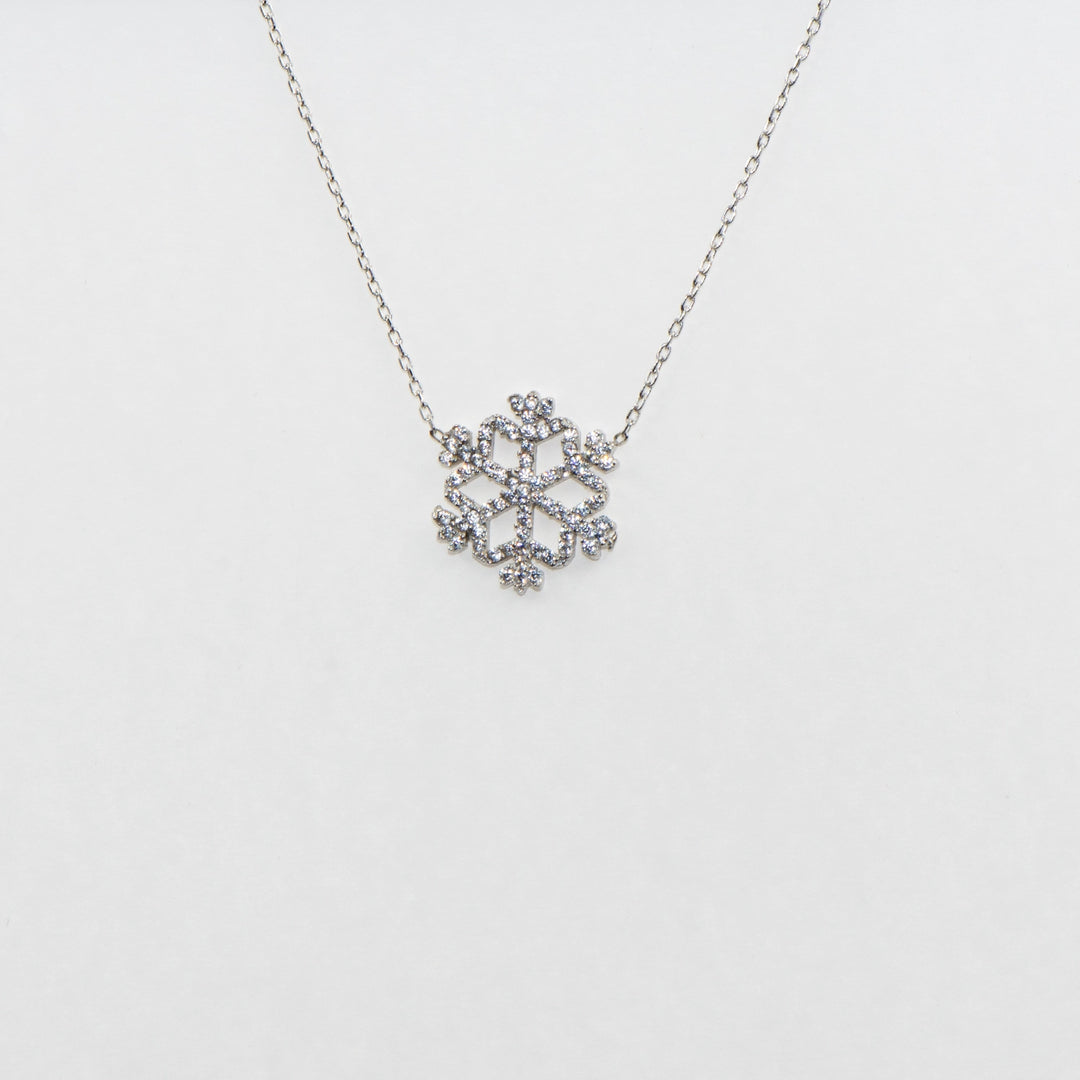 Dieses elegante 925 Silber Collier mit Anhänger präsentiert ein klassisches Schneeflocken-Design, das durch seine Schlichtheit und Schönheit besticht.
