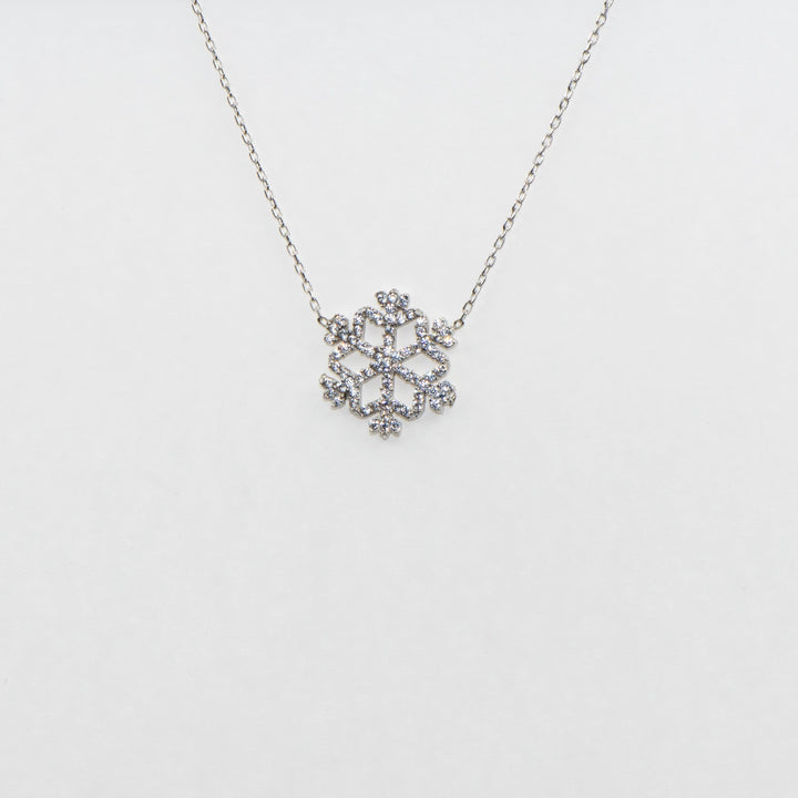 Dieses elegante 925 Silber Collier mit Anhänger präsentiert ein klassisches Schneeflocken-Design, das durch seine Schlichtheit und Schönheit besticht.