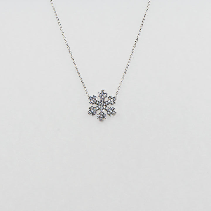 Dieses klassische 925 Silber Collier mit Anhänger besticht durch ein zeitloses Schneeflocken-Motiv, das durch seine schlichte Eleganz überzeugt. Die sorgfältige Verarbeitung und das dezente Design machen dieses Collier zu einem vielseitigen Schmuckstück, das sowohl im Alltag als auch zu besonderen Anlässen getragen werden kann. Perfekt für alle, die klassischen Stil und edle Materialien schätzen.